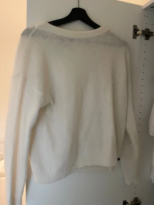 Stickad tröja   - Så fin vit stickad tröja, så skön, känns som mohair eller ullblanding. Köpt på plick, aldrig använd. Inga defekter, hål eller fläckar. Köpt för 500kr. Storlek M, men passar lika bra på xs-s. 