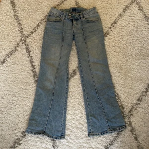 Blå bootcut jeans - Snygga blå bootcut jeans med låg midja. Är 165 cm lång och går till hälen på mig