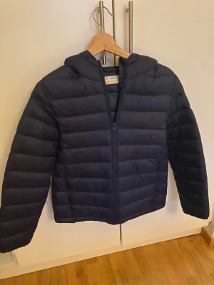 Tunn dunjacka från Mango - OBS: Barnstorlek men sitter som en xs/s, inga defekter. 