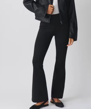 Byxor  - Snygga svarta bootcut byxor med hög midja och utsvängda ben. Passar till allt.