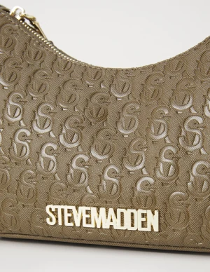 Beige axelväska från Steve Madden - Snygg beige axelväska från Steve Madden med präglat monogrammönster och guldfärgade detaljer. Väskan har justerbar axelrem med logga, dragkedja upptill och extra liten ficka framtill. Perfekt för att bära dina essentials med stil.