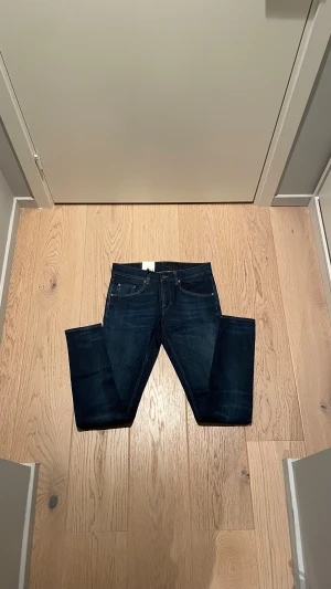 T/J jeans - Helt nya snygga mörkblå jeans med klassisk femficksdesign och lappen kvar. Jeansen har en slim passform och är tillverkade i Italien med stretchigt denim för extra komfort. Perfekt för dig som gillar en modern och stilren look. Nypris 1800, hör av er vid minsta fundering🙌