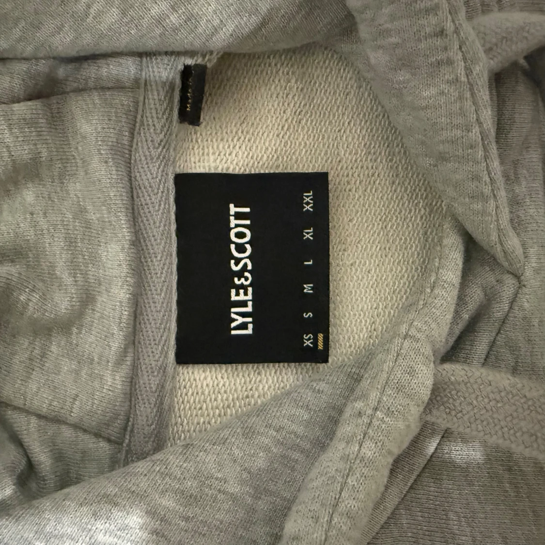 Grå hoodie från Lyle & Scott - 1