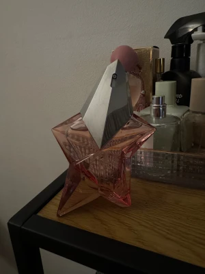 Mugler, angel nova - Helt ny angel nova, mugler parfym. Toppnoter: Hallon och Litchi – ger en söt, fruktig och frisk öppning. 50 ml köpt för 1200kr 