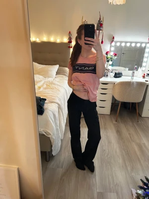 Rosa GANT t-shirt med logga XS - Rosa t-shirt från GANT i mjuk bomull med klassisk rund hals och korta ärmar. 