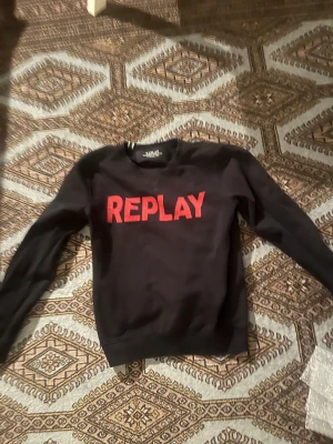 Replay - Säljer min replay tjocktröja då jag inte längre passar i den, oklar på vilken storlek det är men skulle gissa på S, den är jätte snygg och väldigt bra skick och säljer den för 499 kr