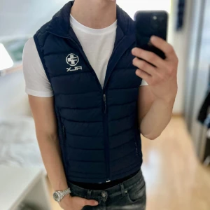 Ralph Lauren GolfVäst - Bra skick, inga defekter. Storlek S passar dig som är mellan 173-183cm. Nypris ca 2500kr. Modellen är 185 cm, 79 kg. Passar bra nu till sen sommar/höst. Skriv för mer information!🤝