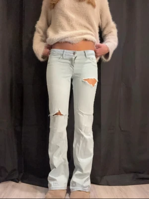 Ljusblå  jeans - Säljer ett par ljusblå jeans från hm. Storlek 34. Lånade bilder. Hon på bilden är 168. Säljer för rensar garderoben. Pris kan diskuteras.🥰