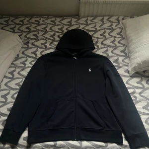 Ralph Lauren  - Äkta Ralph Lauren zip i storlek XL. Den är i mycket bra skick men är lite knottrig vid luvan. Dm vid funderingar