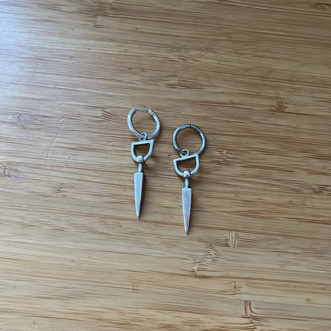 Silvriga Maria Nilsdotter örhängen med spetsig hängande detalj - 1