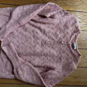 Stickad tröja  - En jättesöt stickad tröja aldrig använd 