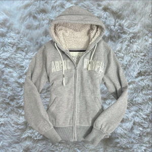 vintage y2k Abercrombie & Fitch sherpa zip up hoodie  - jättefin ljusgrå tröja i mycket bra vintage skick står L men liten i storlek passar S 36/38