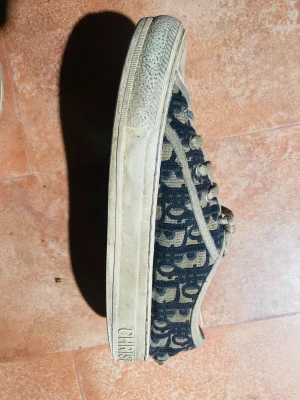 Dior sneakers  - Hål där bak i skorna men sulan har inga defekter så man kan använda de utan problem! De ör ganska smutsiga och har ej prövat rengöra de, men när man rengör de så kommer de se mycekt fräschare ut🥰 box osv medföljer