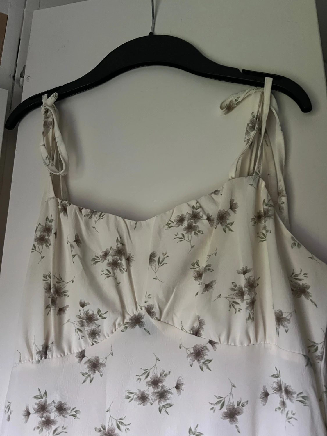 Vit blommig långklänning med volang - 1