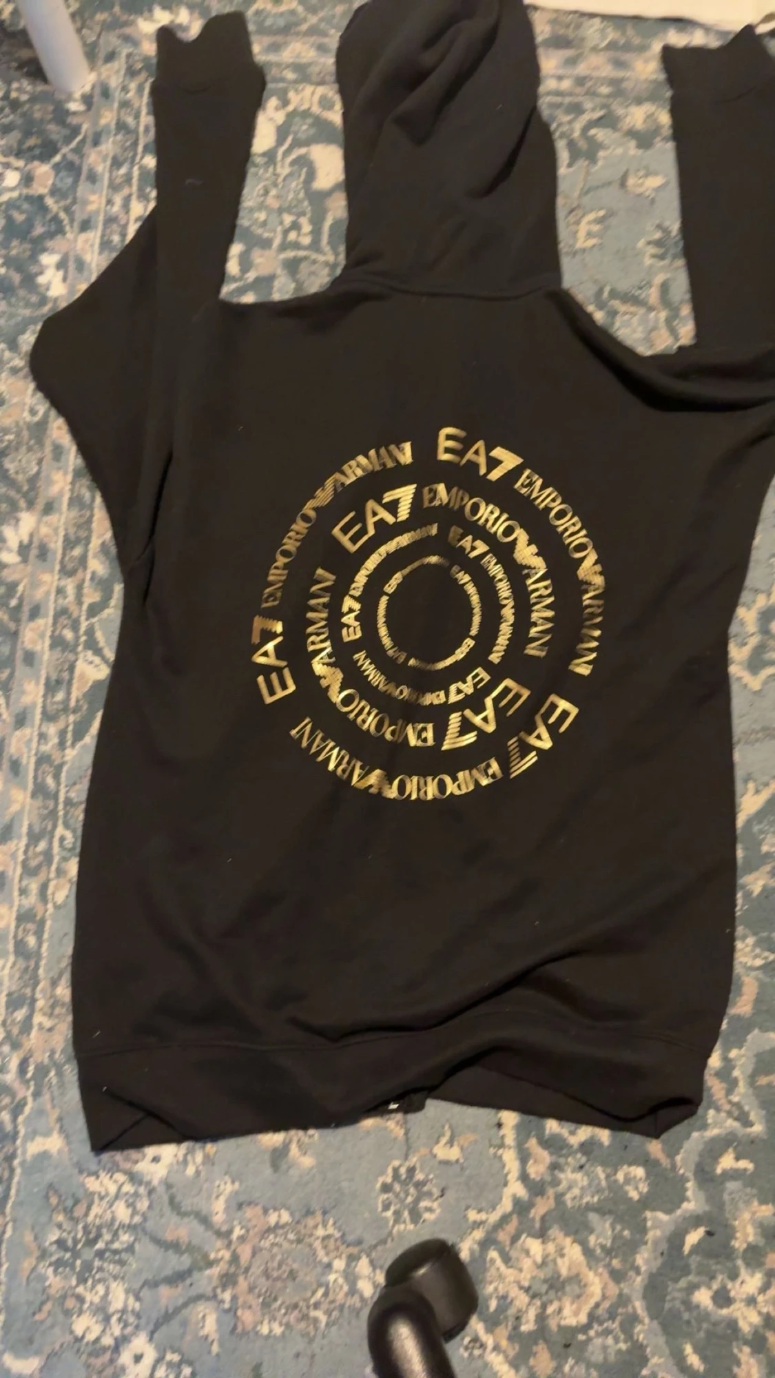 Svart EA7 hoodie med guldtryck - 1