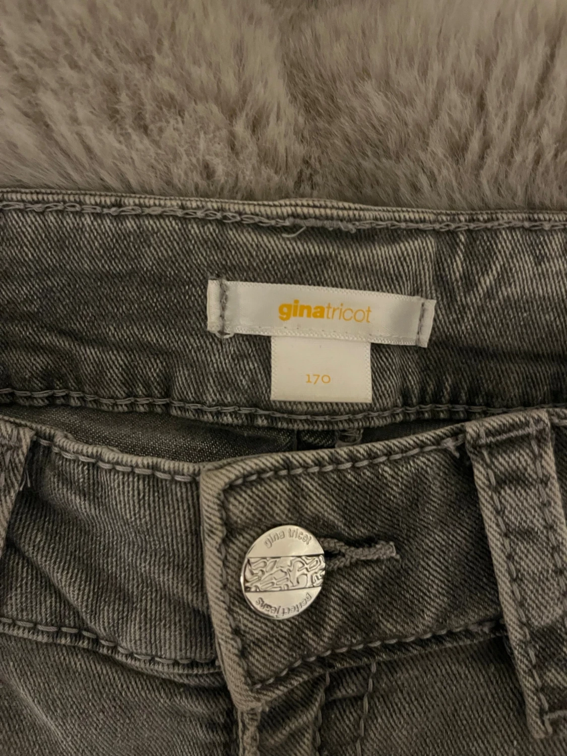 Grå bootcut jeans från Gina Tricot Young - 3