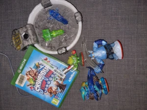 Skylanders Trap Team Starter Pack (Xbox One) - Skylanders Trap Team Starter Pack till Xbox One. Inkluderar spelet, portal, två Skylanders-figurer och två trap-kristaller. Allt syns i gott skick, inga tydliga skador. Perfekt för samlare eller barn som vill spela Skylanders.