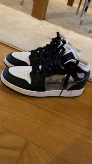  Nike Air Jordan 1s - Säljer också min Nike Air Jordan 1s. Dem är bara använda 1-2 gånger och är därför i väldigt bra skick. Det är knappt några täcken på användning. Färgerna är svart och vit. Storleken är 37,5. På sidan är det en bild på Michael Jordan och bilden ändras till en annan bild beroende på vart ifrån man kollar. Själv har jag inte sett några sånna här Jordans innan så den finns nog i få exemplar. Vid intresse hör av dig.
