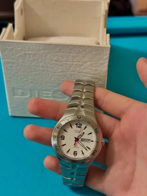 •	Citizen klassisk klocka i silver – Mycket fint skick	•	Citizen original armbandsur i stål – Snygg och stilren	•	Citizen klocka i mycket bra skick – Passar till vardag och jobb - Original Citizen-klocka i klassisk stil. Klockan är i mycket bra skick enligt bilderna. Boetten och armbandet i rostfritt stål är fortfarande fina och utan större repor. Fungerar som den ska och passar både vardag och mer uppklädda tillfällen.