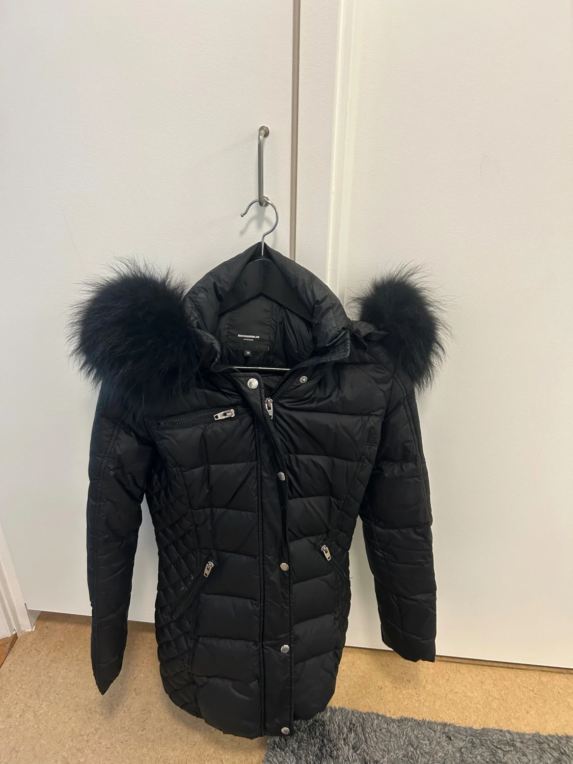 Svart pufferjacka med päls från Rockandblue - 1