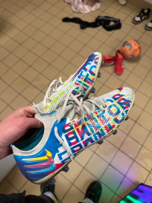 Nike Phantom GX  - Säljer ett par Nike Phantom GX. Använda ett fåtal gånger så dom är i väldigt bra skick inget slitage i hälen eller i sulan.