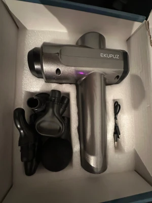 EKUPUZ Massage Gun - EKUPUZ Massage Gun med flera utbytbara massagehuvuden och USB-laddning. Perfekt för muskelavslappning och återhämtning. Levereras i originalförpackning med tillbehör. Ser ut att vara i gott skick utan synliga defekter.