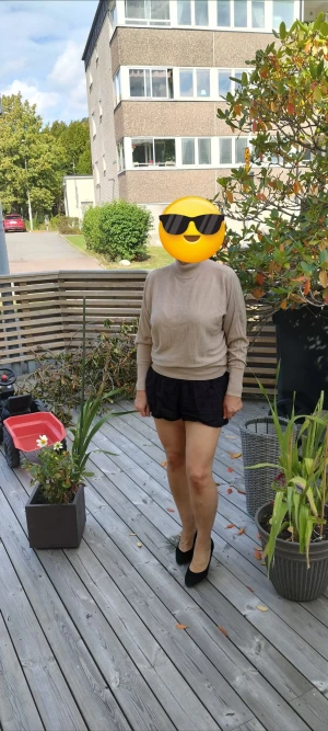 InWear beige tröja, storlek M Karlee Turtleneck - InWear beige tröja, storlek M Karlee Turtleneck Elegant, ljusbeige tröja med hög krage och långa ärmar. Tröjan har en stilren design med ribbstickning vid nederkanten och ärmsluten. InWear Style: Karlee Turtleneck 53% viskos – följsam och mjuk mot huden  26% polyamid – slitstarkt och formbeständigt  12% polyester – bidrar till att tröjan behåller sin form och färg  6% metallgarn – ger en subtil glans och exklusiv känsla