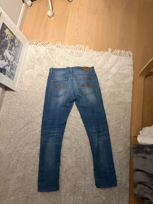 Nudie jeans - Ett par Slim fit nudie jeans med sköna fades i strl W31/L34 men de sitter som L32. Skriv för fler bilder