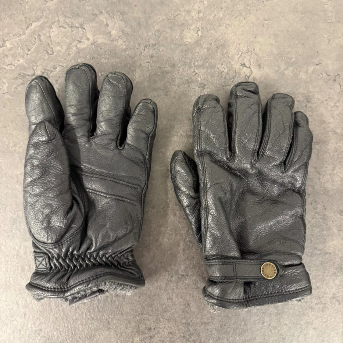 Svarta Hestra handskar i älgskinn