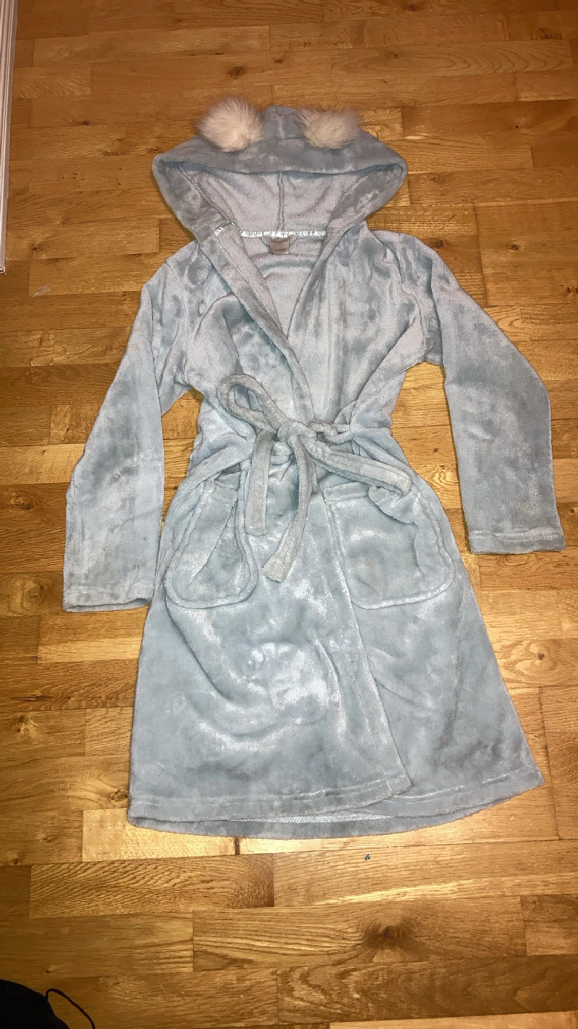 Ljusblå teddyjacka med huva och bollar