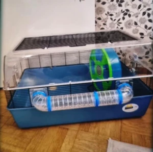 Hamster bur & leksaker - En hamsterbur som är använd nästan 1,5 år. Man får med några fler leksaker än de på bilden. Går bara att hämta i stockholm, skickas ej. 