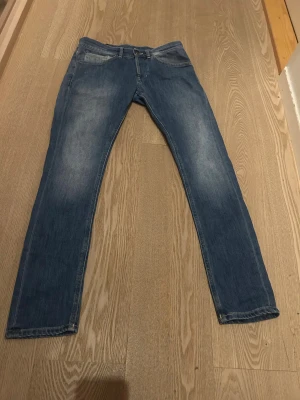 Dondup George  - Säljer dessa feta Dondup George i storlek 29 som är iprincip helt nya, använt dem max 4 gånger. Köptes nya för 2500 så ett riktigt kap för iprincip helt nya jeans med absolut inga defekter!