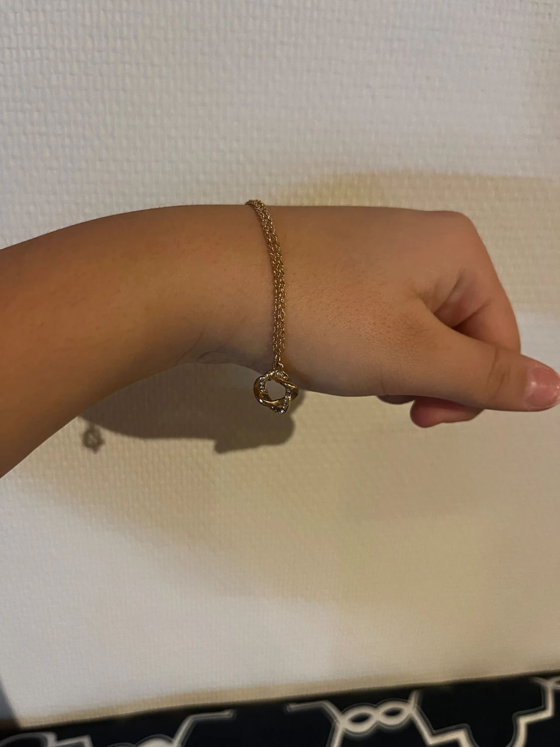 Guldigt armband med oregelbunden ring - 1