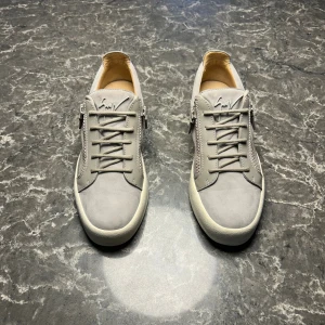 Giuseppe Zanotti - Säljer ett par otroligt snygga skor från det exklusiva märket Giuseppe Zanotti! Skorna är i mycket bra skick, skulle säga ungefär 9,5/10. Nypris ligger på över 6000kronor men vi säljer våra för endast 1999 och kan gå ner i pris ännu mer vid snabb affär! Skorna är i storlek 42,5 och är true to size. Skriv gärna ifall det är några funderingar, allt bästa SkoKapet