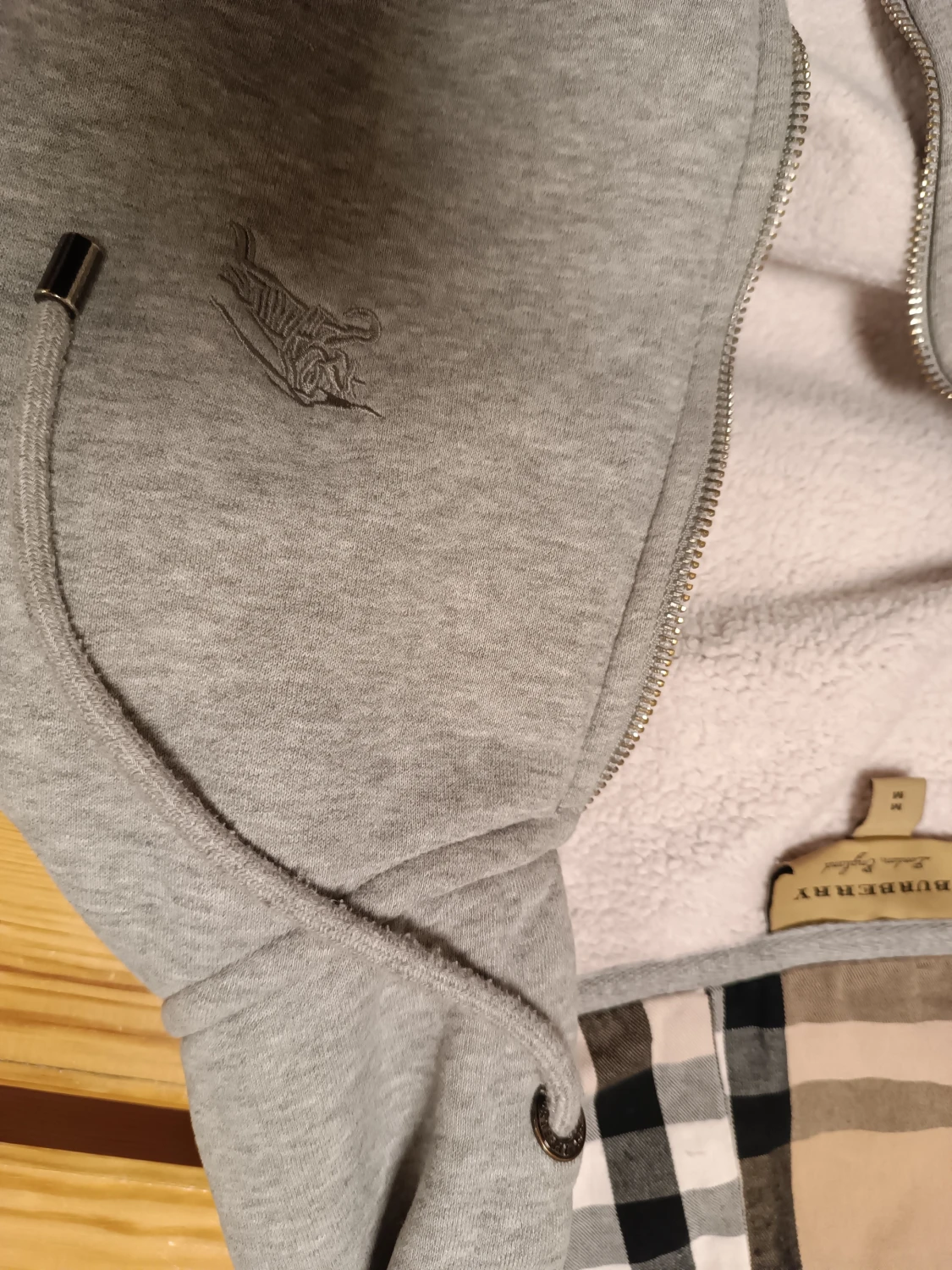 Grå Burberry hoodie med rutig foder - 3