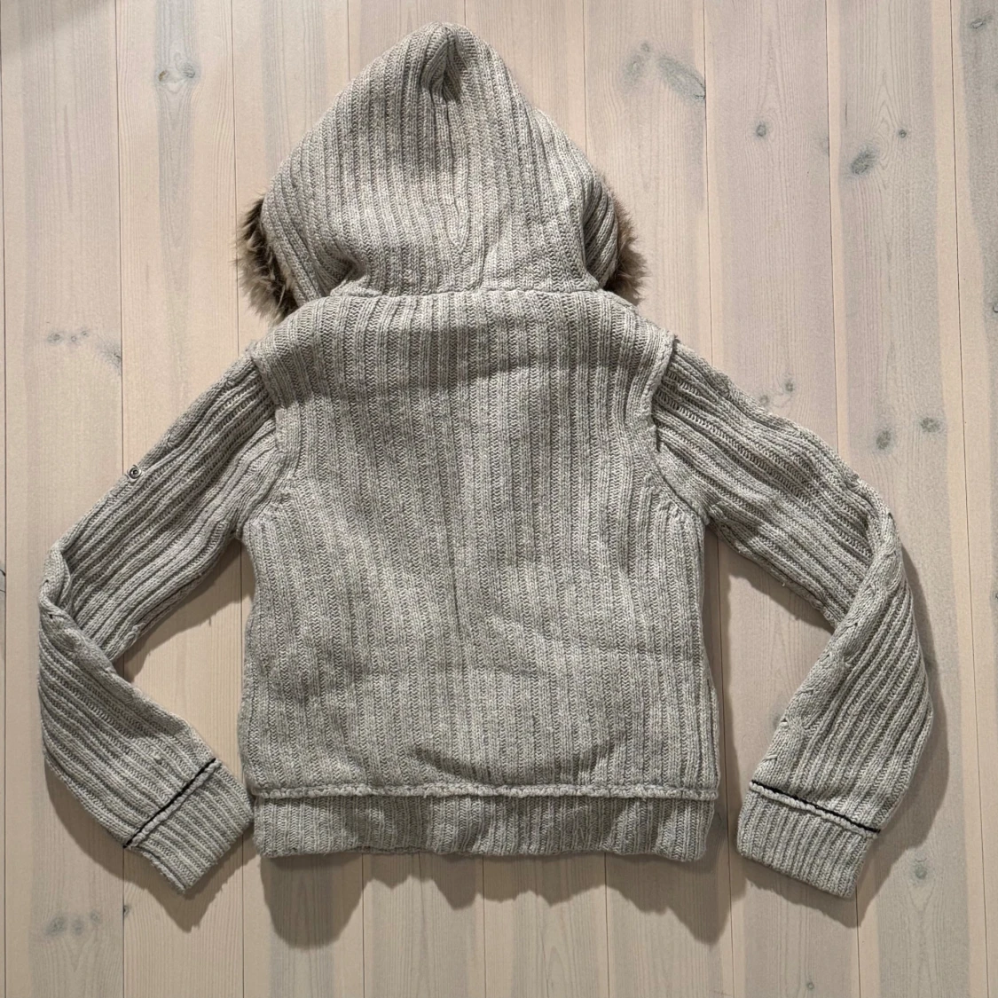 Stickad kofta med konstpäls - 3