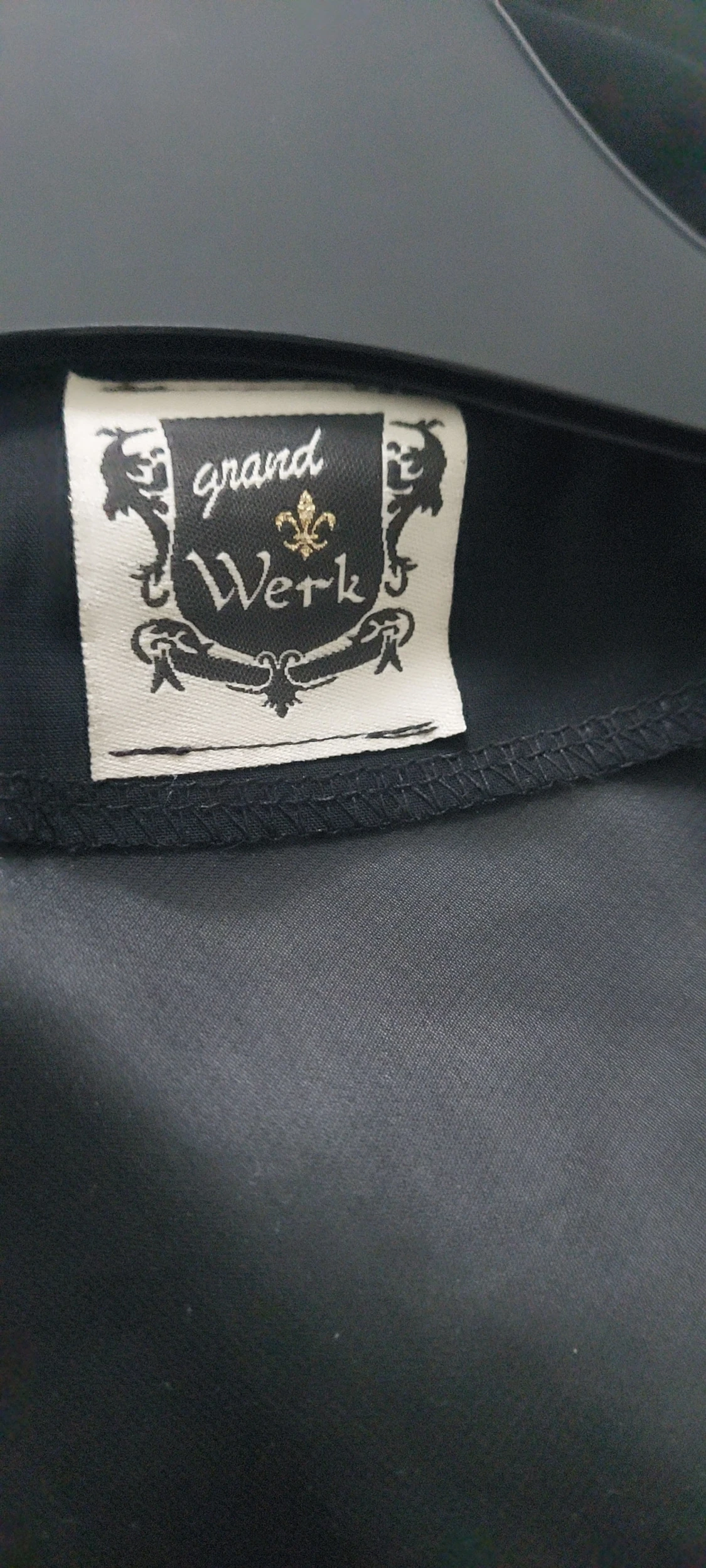 Svart blus med volanger från Grand Werk - 3