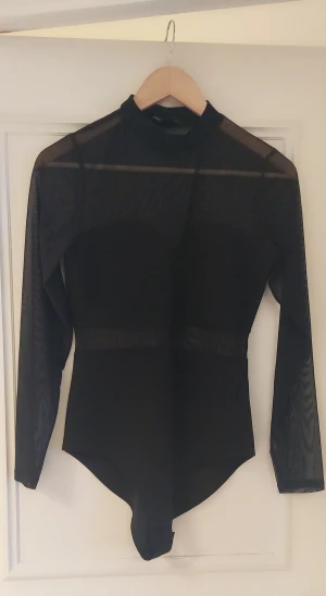 Body från Amisu  - Trendig svart body från Amisu, perfekt att ha I garderoben, ny utan etiketten 