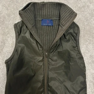 Moncler väst  - Säljer en fet moncler väst som är i mycket bra skick. liten i storleken. Den är en lite äldre model och är väldigt sällsynt. Den är storlek S . Såklart äkta. Skriv för frågor och för mer bilder 