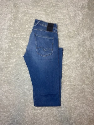 Blåa Replay Anbass jeans - Skick 9/10, Inga defekter. |Storlek W30 L34| Modell Anbass vilket är slimfit| Gåva ingår vid köp!