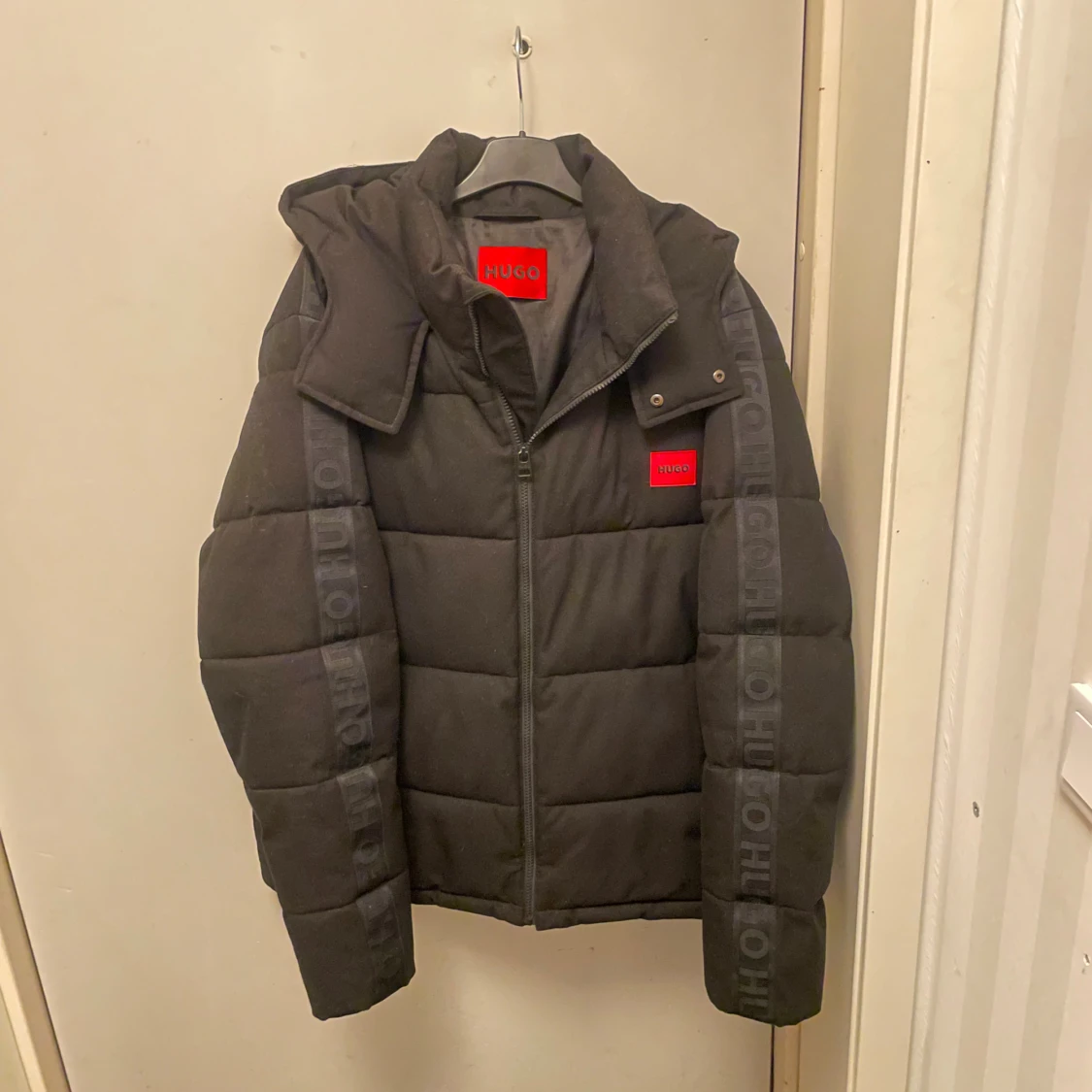 Svart pufferjacka från Hugo