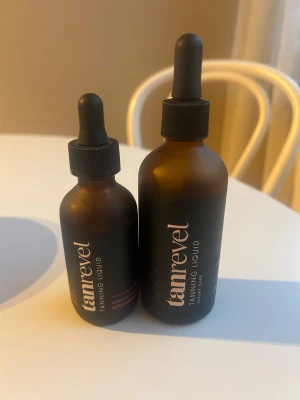 Tan revel - Tanning liguid från tanrevel. Den lilla har bara 20% kvar men den stora har 75% kvar i flaskan