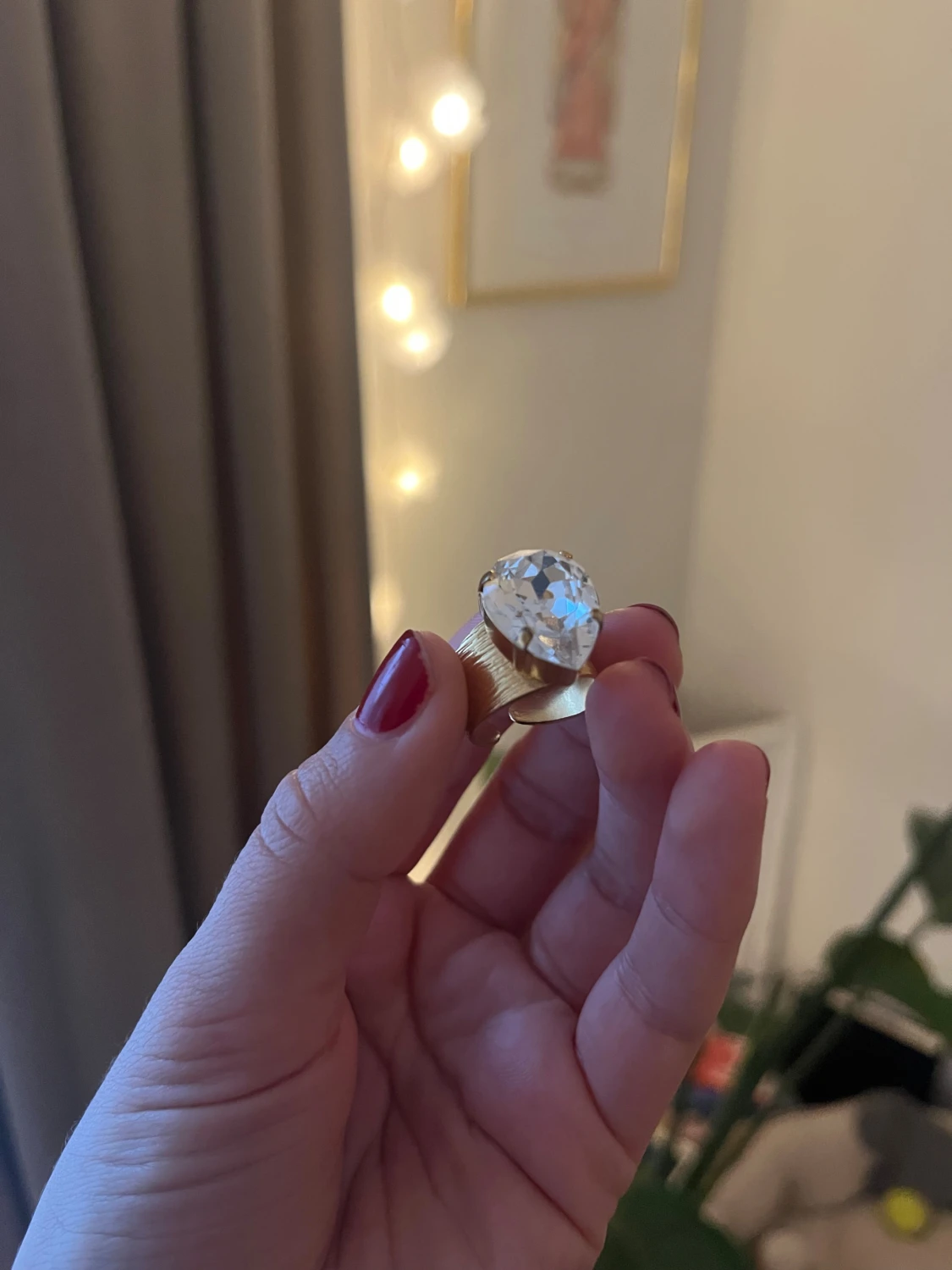 Guldring med stor kristall från Caroline Svedbom - 2