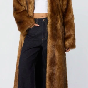 KHY Faux fur storlek S/M - Säljer denna splitternya, fina, lyxiga faux fur kappan från Kylie Jenners märke KHY.  Kommer i originalförpackning med etikett på. Måste tyvärr sälja den då den var för stor 😞  Jackan är perfekt för dig som vill ha en statement piece. Materialet är mjuk pälsimitation och färgen är varm brun. Bältet ger extra stilpoäng och gör looken komplett. Storlek S/M. Nypris 3500kr