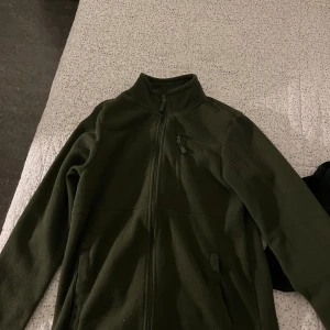 Mörkgrön fleecejacka  - Säljer en mörkgrön fleecejacka M