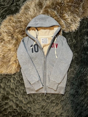 Fodrad kofta  - Hej, säljer denna galet feta fodrade koftan i strl M passar även en S. Extremt varm och skön nu till vintern. Väldigt feta tryck fram. Hör av er vid minsta fundering//Eskil🤝