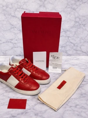 Valentino Flycrews - Säljer ett par Valentino Flycrews som nästane aldrig har används. Skicket är 10/10 och allt og tillkommer (även kvitto). Skriv om ni har frågor eller funderingar❕