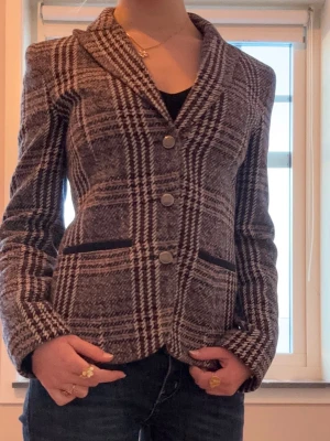 Armani-kavaj - Superfin Armani-kavaj som är i väldigt bra skick. Storleken är i italiensk storlek, så 42 motsvarar väl ungefär 36 i svensk storlek. Återkom gärna för fler bilder 🫶🏻 