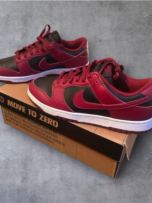 Nike Dunk Low Next Nature - Nike dunk Low Next Nature Röd, svart och vit färg Helt nya, aldrig använda Inga defekter Originalbox följer med  Storlek 44,5  Skicka gärna prisförslag, postar alltid inom 24h!