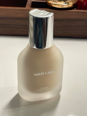 Haus Labs Foundation 040 Fair Neutral - Haus Labs by lada Gaga Triclone Skin Tech Foundation i nyansen 040 Fair Neutral.     Endast provad en gång, använt 2 pump. Färgen va tyvärr för mörk för mig🩷🩷   Inköpt på Sephora i januari 2026, kvitto finns!   Orginalpris: 569kr Mitt pris 399kr
